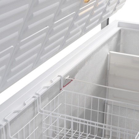 Positionnement du panier en islan Blanc dans les modèles de congélateurs coffre TEFCOLD Positionnement du panier en islan Blanc dans les modèles de congélateurs coffre TEFCOLD